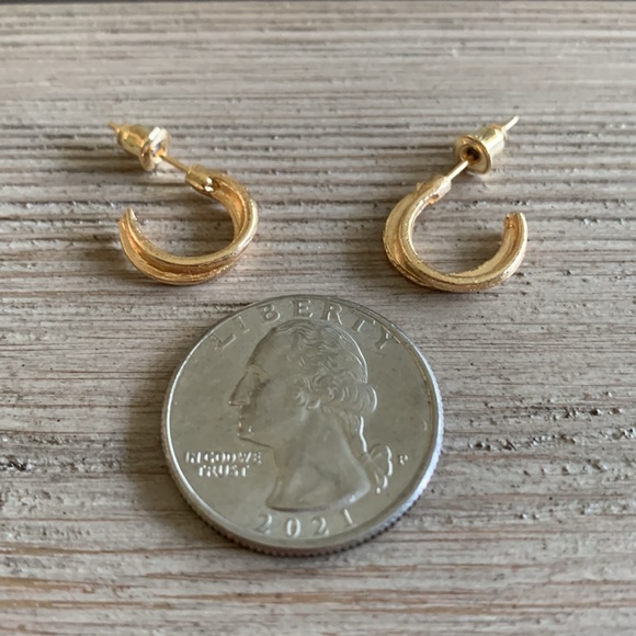 6/$8 NEW Gold Tone Hoop Earrings - Picture 5 of 8